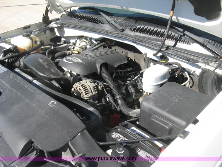 image for item J2943 2006 Chevrolet Silverado 2500HD flatbed pickup truck