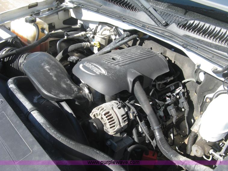 image for item J2943 2006 Chevrolet Silverado 2500HD flatbed pickup truck