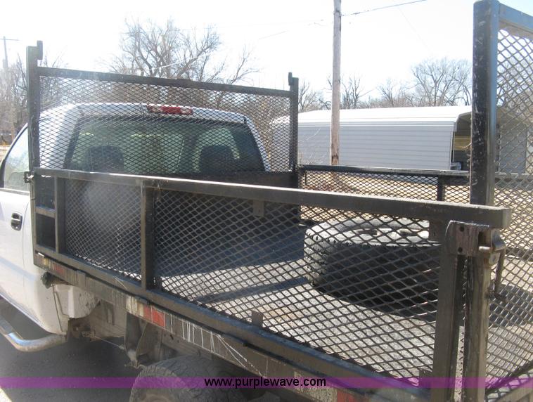 image for item J2943 2006 Chevrolet Silverado 2500HD flatbed pickup truck