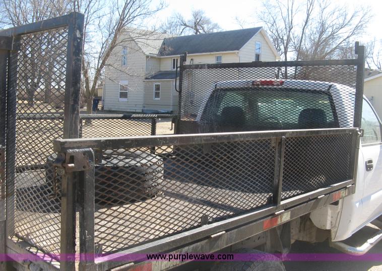 image for item J2943 2006 Chevrolet Silverado 2500HD flatbed pickup truck