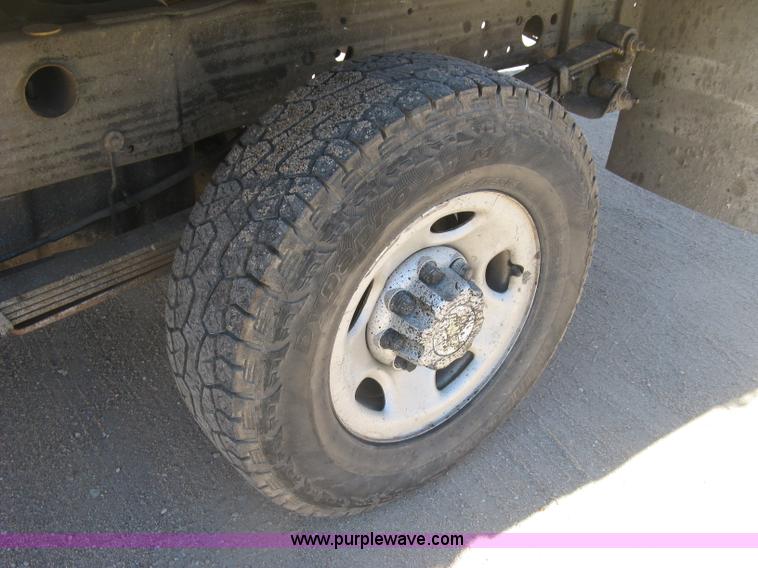 image for item J2943 2006 Chevrolet Silverado 2500HD flatbed pickup truck