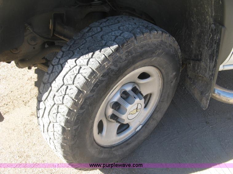 image for item J2943 2006 Chevrolet Silverado 2500HD flatbed pickup truck