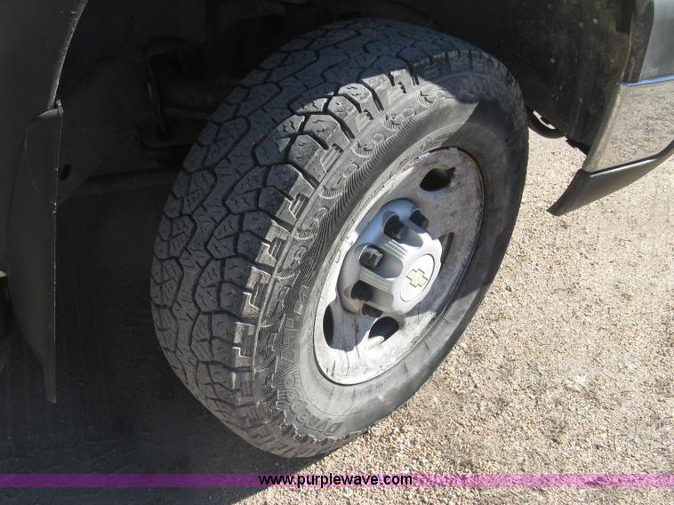 image for item J2943 2006 Chevrolet Silverado 2500HD flatbed pickup truck