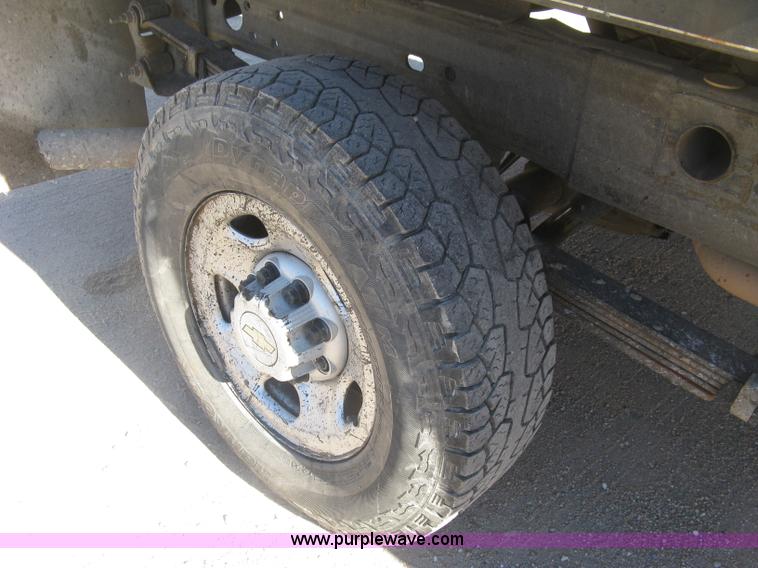 image for item J2943 2006 Chevrolet Silverado 2500HD flatbed pickup truck