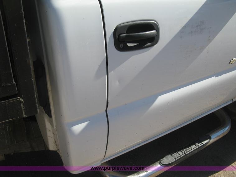 image for item J2943 2006 Chevrolet Silverado 2500HD flatbed pickup truck