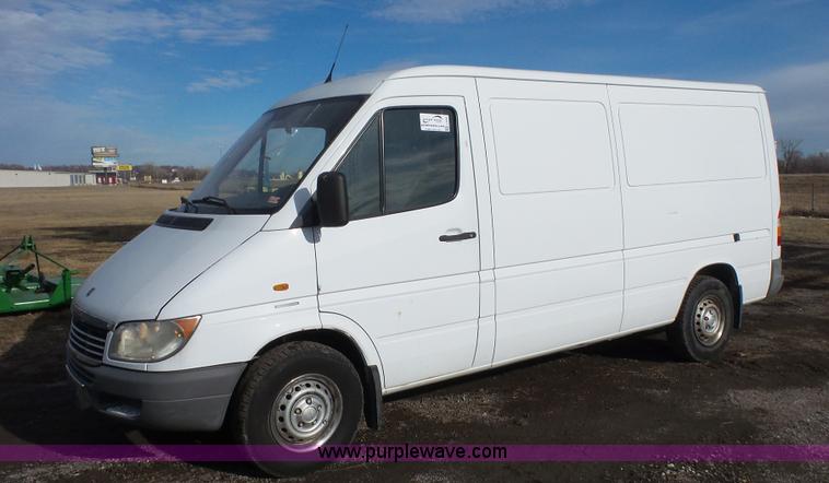 image for item J4656 2002 Freightliner Sprinter van