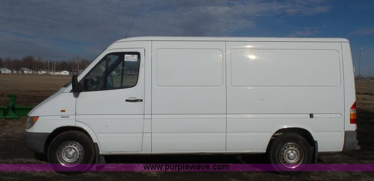 image for item J4656 2002 Freightliner Sprinter van