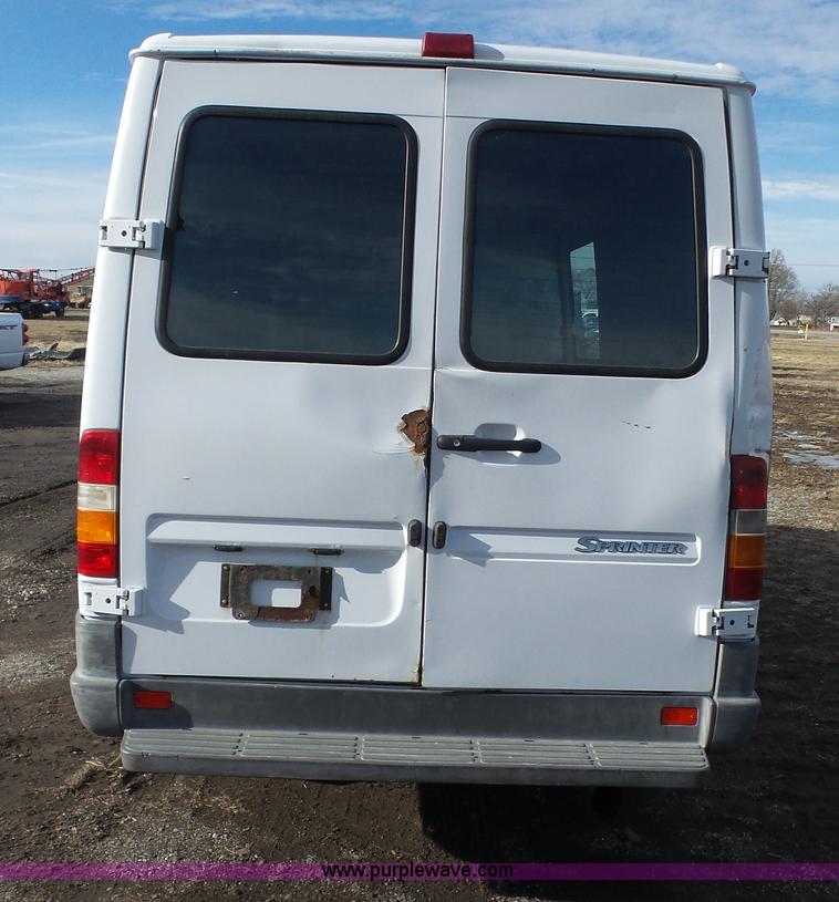 image for item J4656 2002 Freightliner Sprinter van