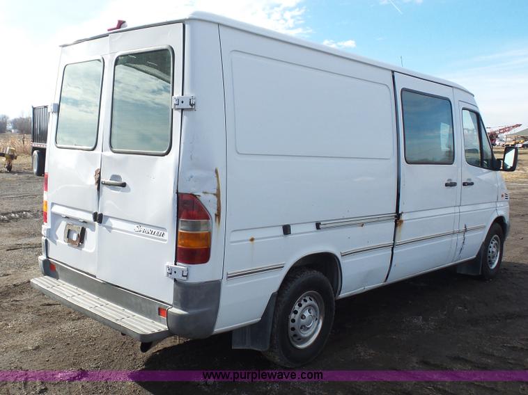image for item J4656 2002 Freightliner Sprinter van