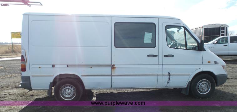 image for item J4656 2002 Freightliner Sprinter van