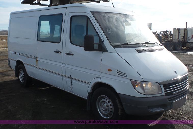 image for item J4656 2002 Freightliner Sprinter van