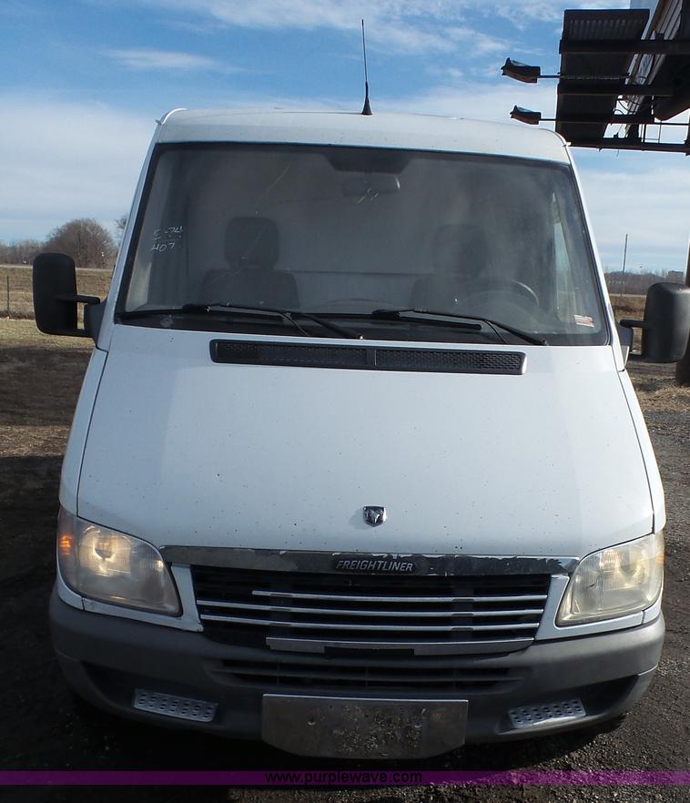 image for item J4656 2002 Freightliner Sprinter van