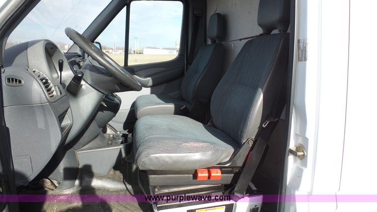 image for item J4656 2002 Freightliner Sprinter van