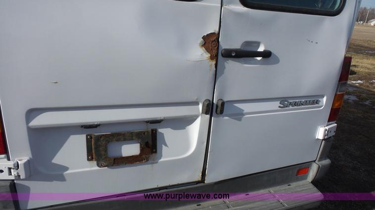 image for item J4656 2002 Freightliner Sprinter van