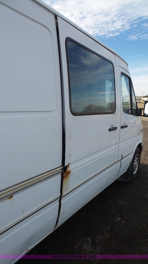 image for item J4656 2002 Freightliner Sprinter van