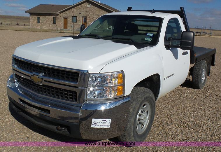 image for item J6826 2007 Chevrolet Silverado 3500HD flatbed pickup truck