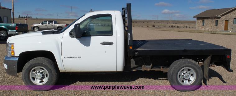 image for item J6826 2007 Chevrolet Silverado 3500HD flatbed pickup truck