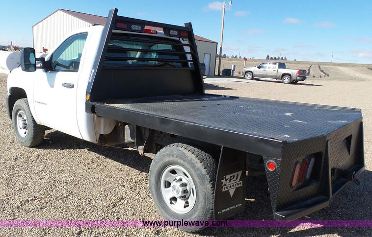 image for item J6826 2007 Chevrolet Silverado 3500HD flatbed pickup truck