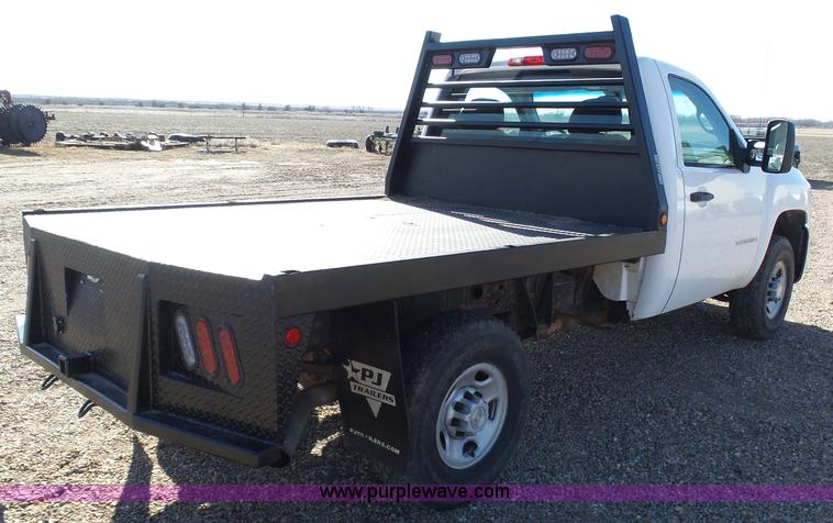 image for item J6826 2007 Chevrolet Silverado 3500HD flatbed pickup truck
