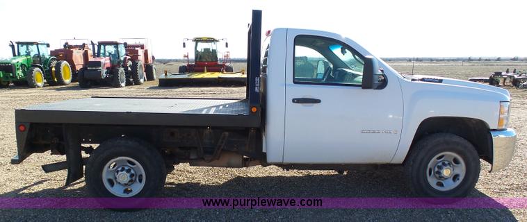 image for item J6826 2007 Chevrolet Silverado 3500HD flatbed pickup truck