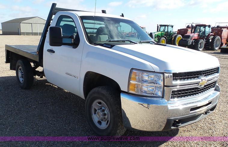 image for item J6826 2007 Chevrolet Silverado 3500HD flatbed pickup truck