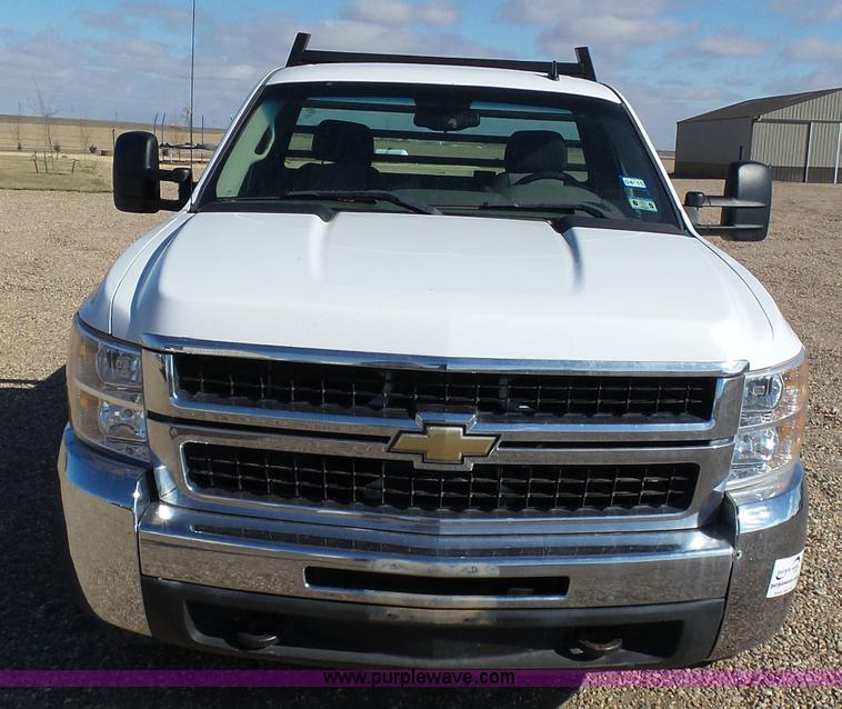 image for item J6826 2007 Chevrolet Silverado 3500HD flatbed pickup truck