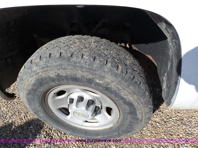 image for item J6826 2007 Chevrolet Silverado 3500HD flatbed pickup truck