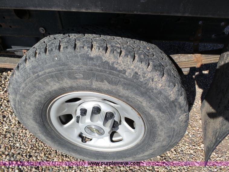 image for item J6826 2007 Chevrolet Silverado 3500HD flatbed pickup truck