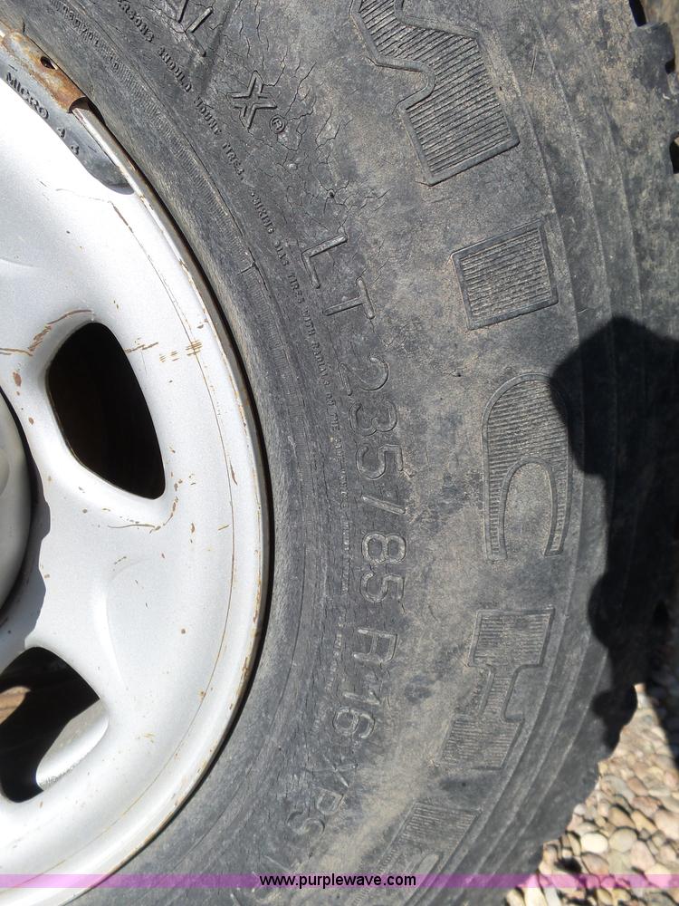 image for item J6826 2007 Chevrolet Silverado 3500HD flatbed pickup truck