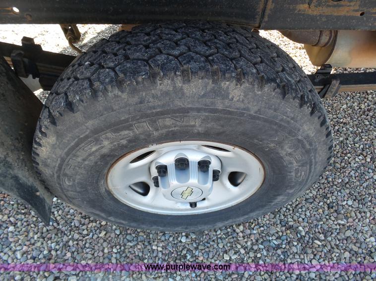 image for item J6826 2007 Chevrolet Silverado 3500HD flatbed pickup truck