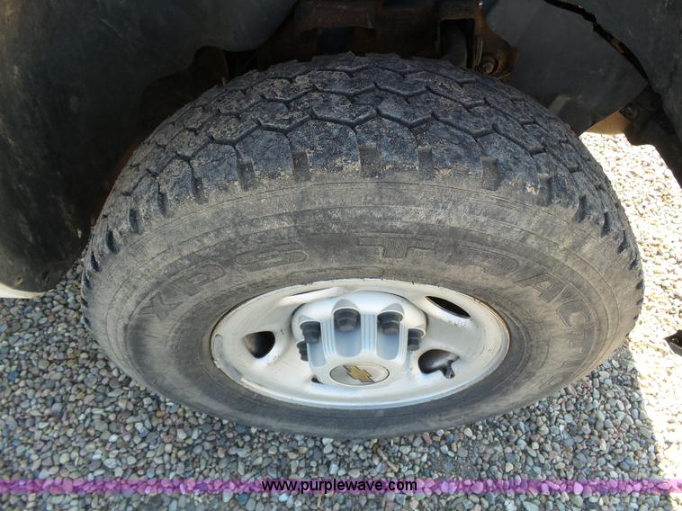 image for item J6826 2007 Chevrolet Silverado 3500HD flatbed pickup truck