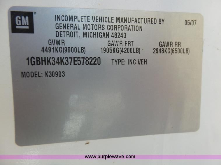 image for item J6826 2007 Chevrolet Silverado 3500HD flatbed pickup truck