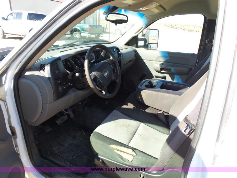 image for item J6826 2007 Chevrolet Silverado 3500HD flatbed pickup truck