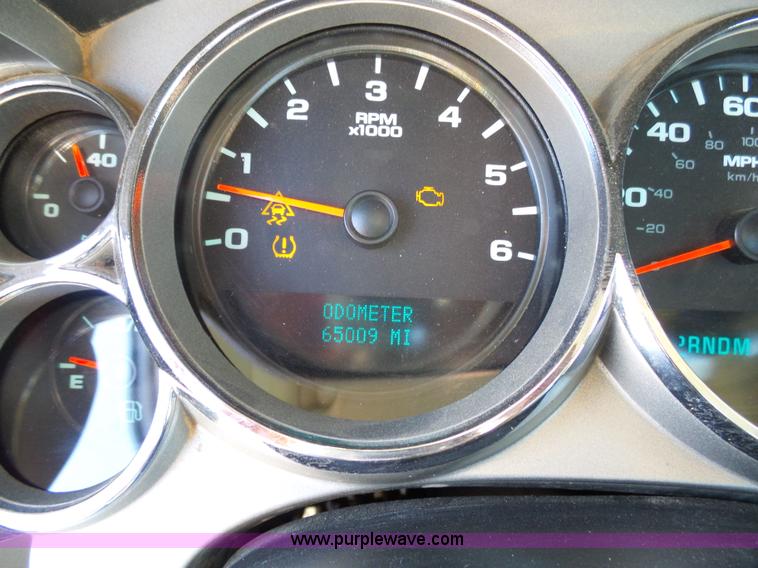 image for item J6826 2007 Chevrolet Silverado 3500HD flatbed pickup truck