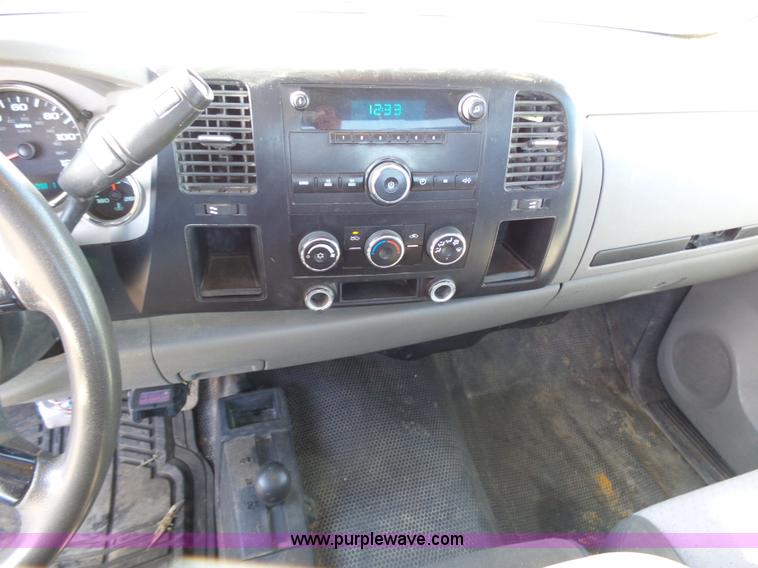 image for item J6826 2007 Chevrolet Silverado 3500HD flatbed pickup truck