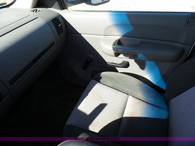 image for item J6826 2007 Chevrolet Silverado 3500HD flatbed pickup truck