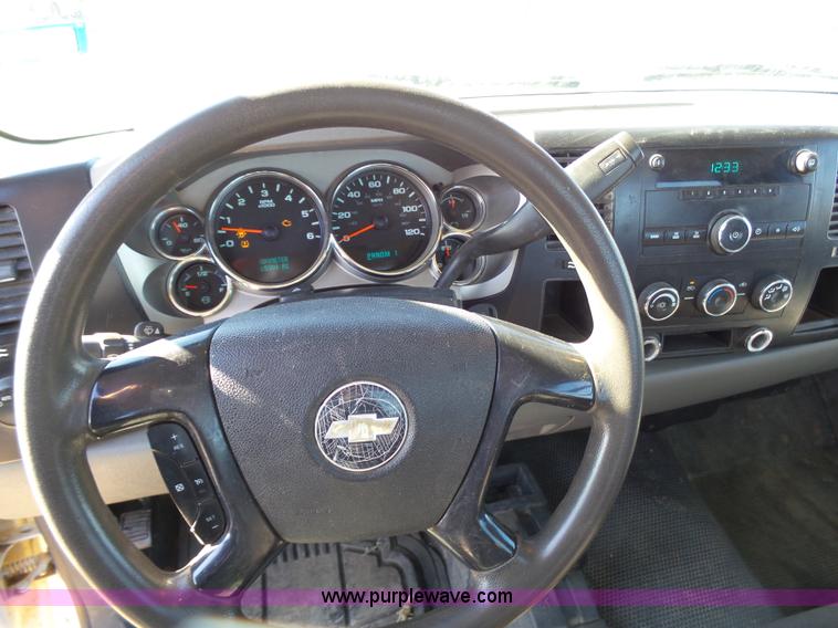 image for item J6826 2007 Chevrolet Silverado 3500HD flatbed pickup truck