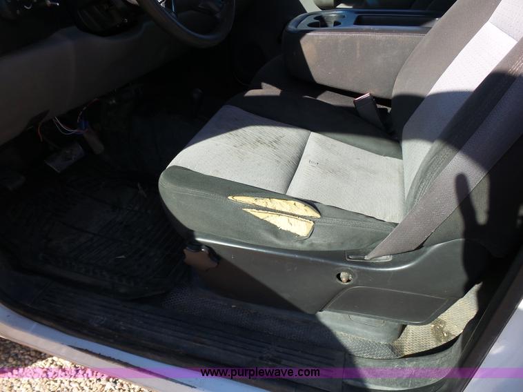 image for item J6826 2007 Chevrolet Silverado 3500HD flatbed pickup truck