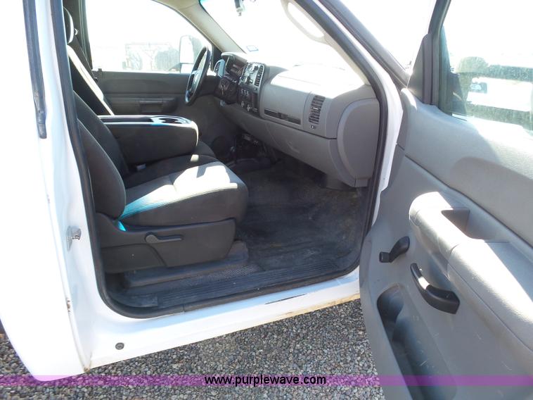 image for item J6826 2007 Chevrolet Silverado 3500HD flatbed pickup truck