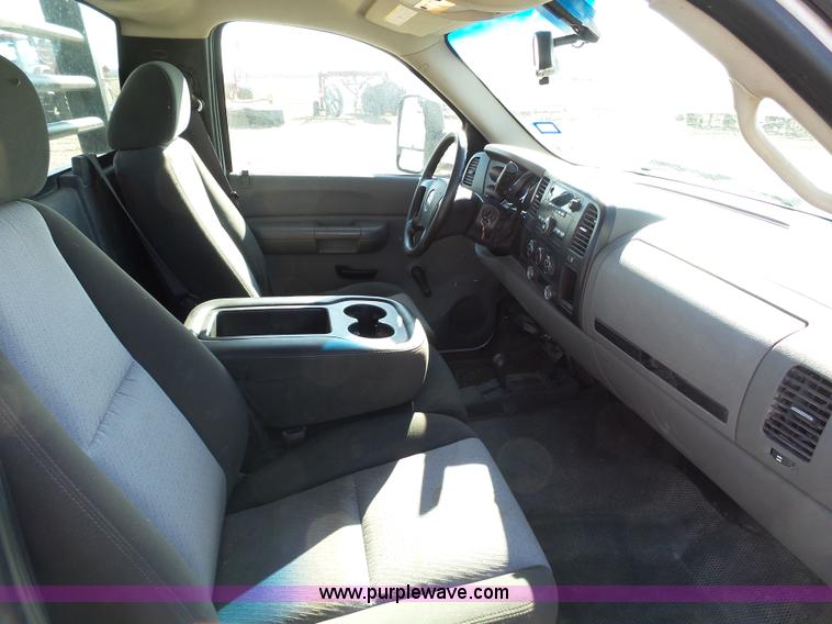 image for item J6826 2007 Chevrolet Silverado 3500HD flatbed pickup truck