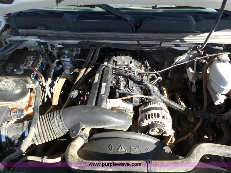 image for item J6826 2007 Chevrolet Silverado 3500HD flatbed pickup truck