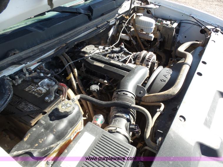 image for item J6826 2007 Chevrolet Silverado 3500HD flatbed pickup truck