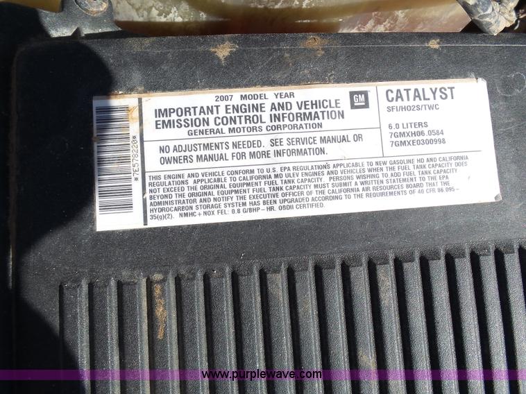 image for item J6826 2007 Chevrolet Silverado 3500HD flatbed pickup truck