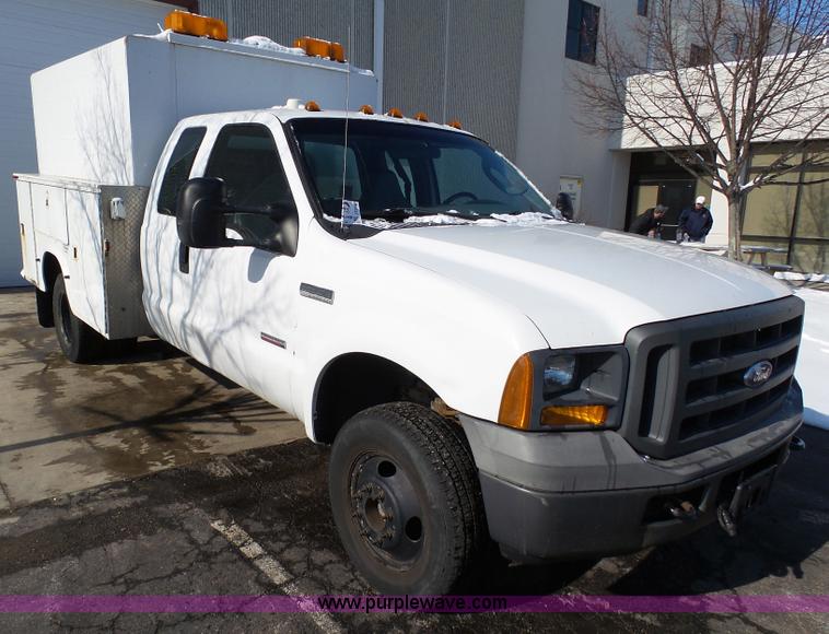 image for item J7374 2005 Ford F350 Super Duty SuperCab utility truck