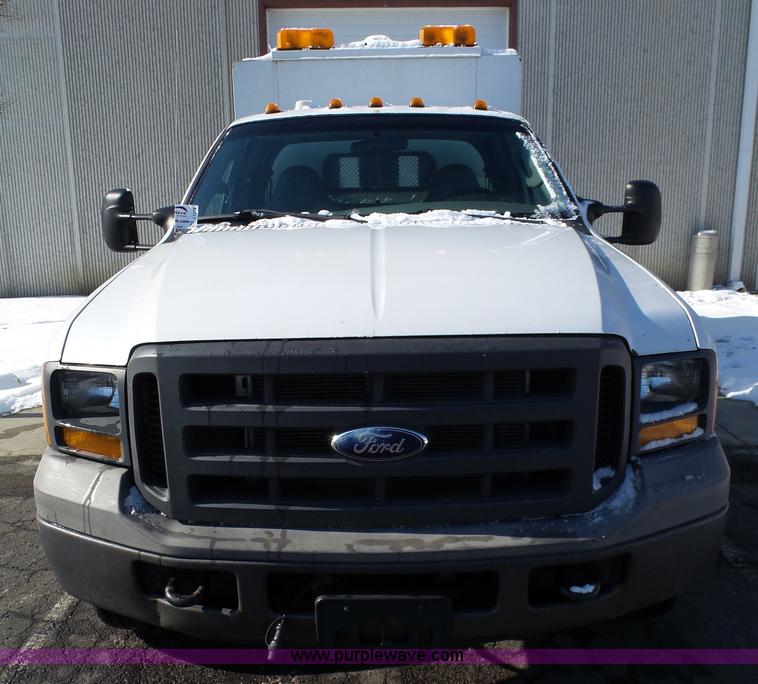 image for item J7374 2005 Ford F350 Super Duty SuperCab utility truck