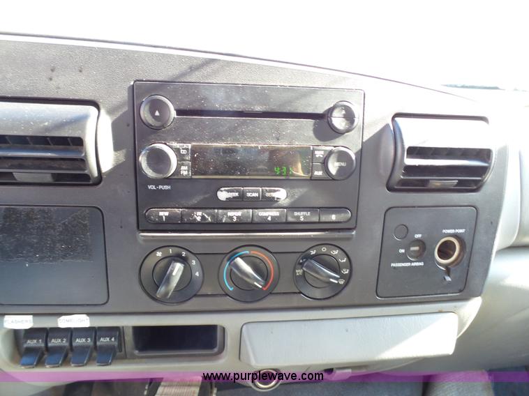 image for item J7374 2005 Ford F350 Super Duty SuperCab utility truck