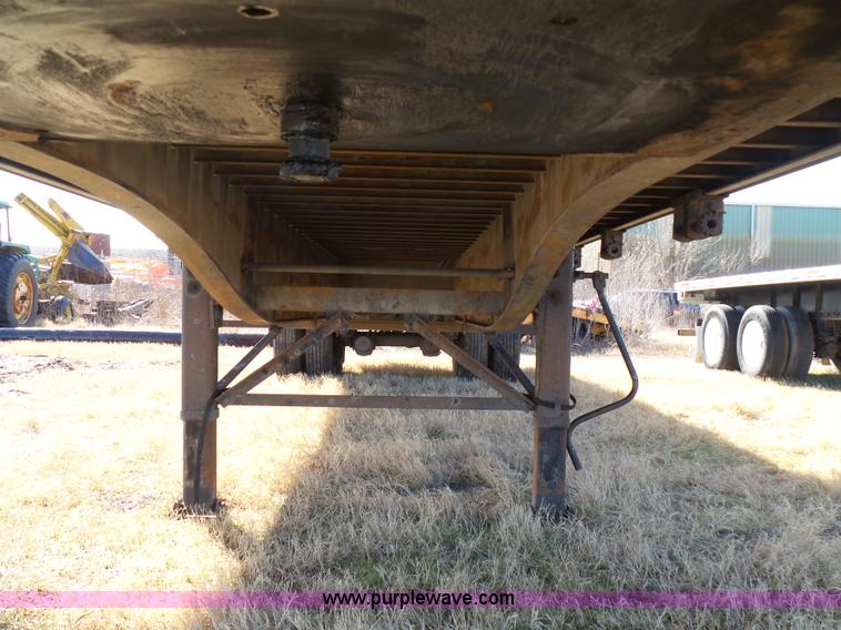 image for item J7619 2009 Utility FS2CHA flatbed trailer