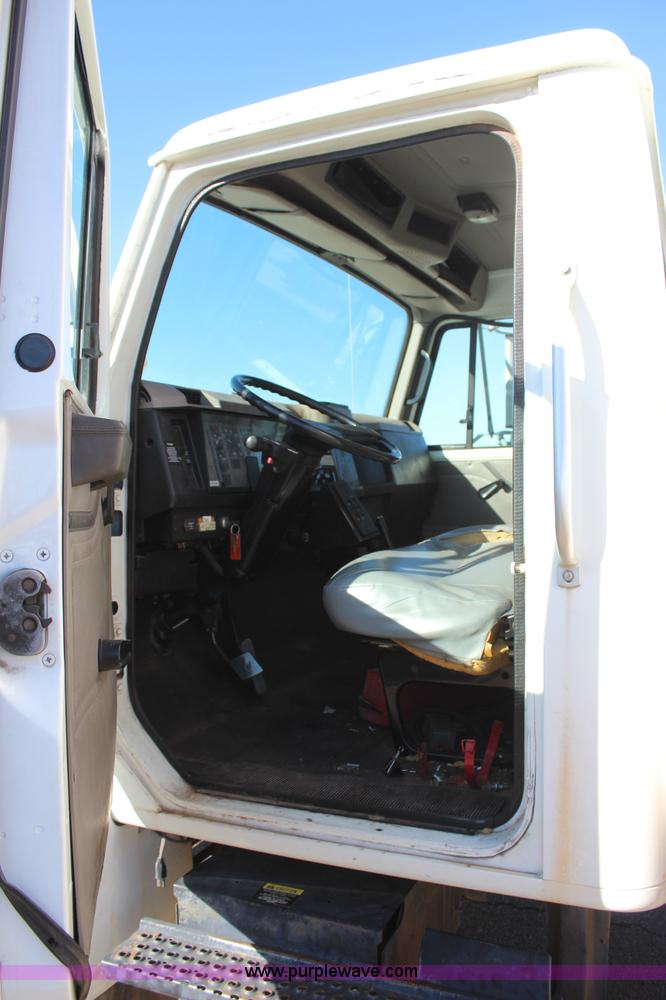 image for item J7632 2002 International 4700 box truck