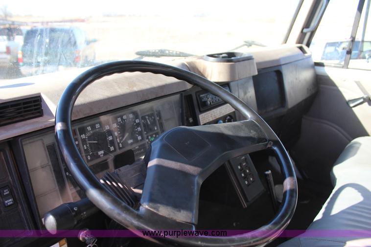 image for item J7632 2002 International 4700 box truck