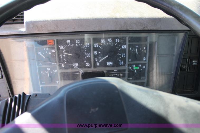 image for item J7632 2002 International 4700 box truck